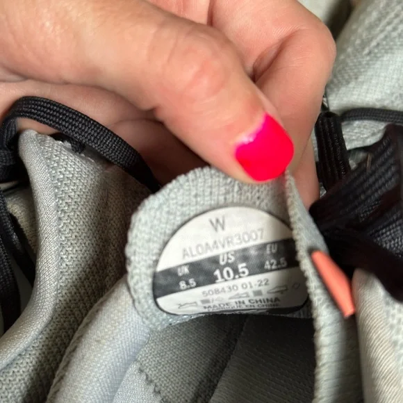 Altra Escalante 2.0 women’s size 10.5 mens size 9 running shoes. - Picture 4 of 5